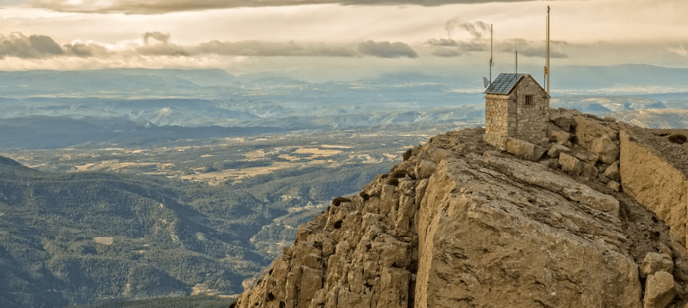 Foto panorámica hecha desde vista de dron de la montaña Penyagolosa