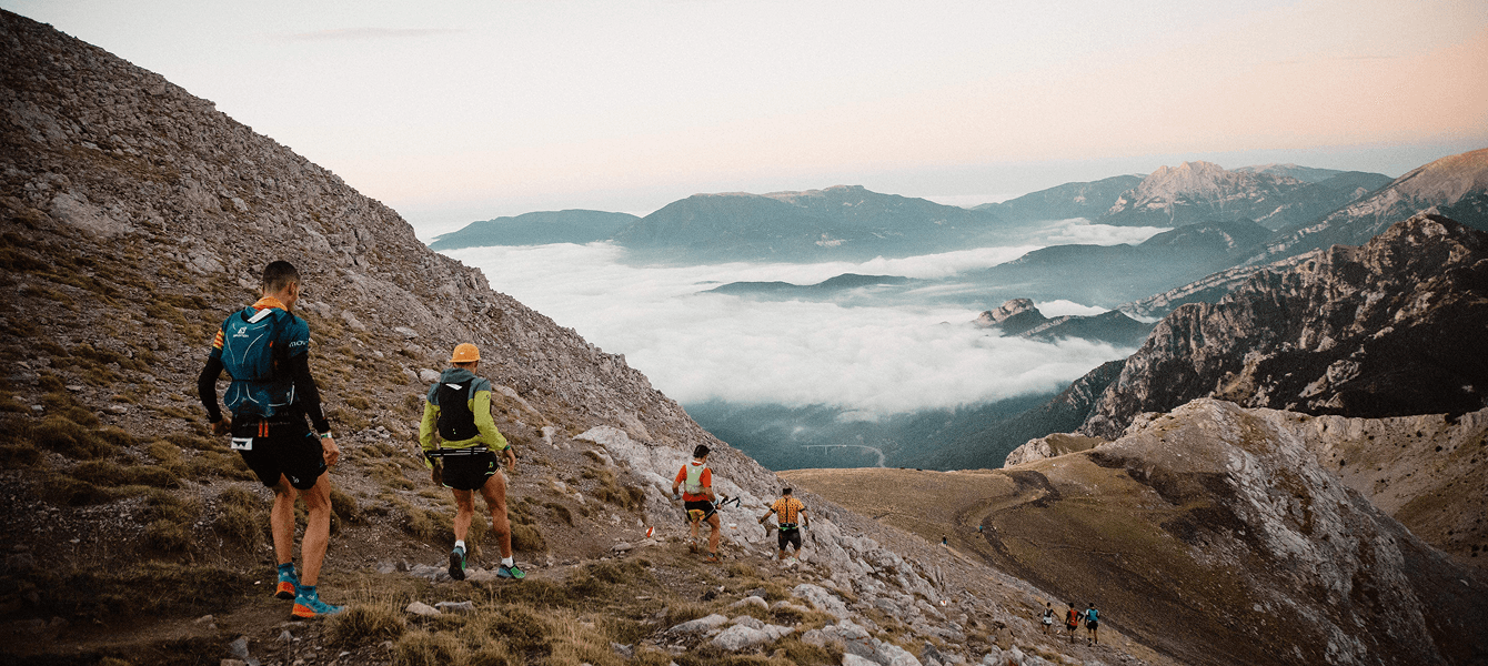 Corredors en els primers metres de sortida de la Salomon Mitja Pirineu