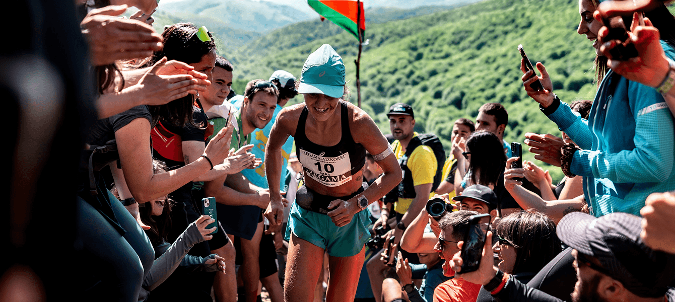 Corredores de trail running en Zegama-Aizkorri con multitud animando