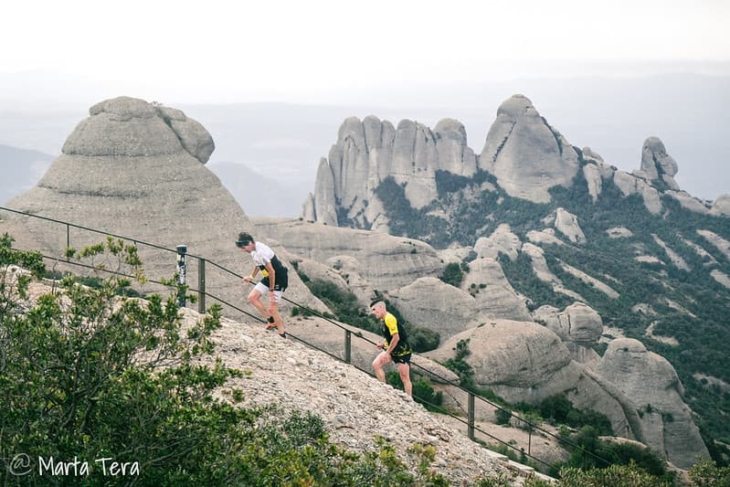 Vista de los senderos técnicos de Montserrat durante la Cursa de l'Alba con las icónicas formaciones rocosas de fondo