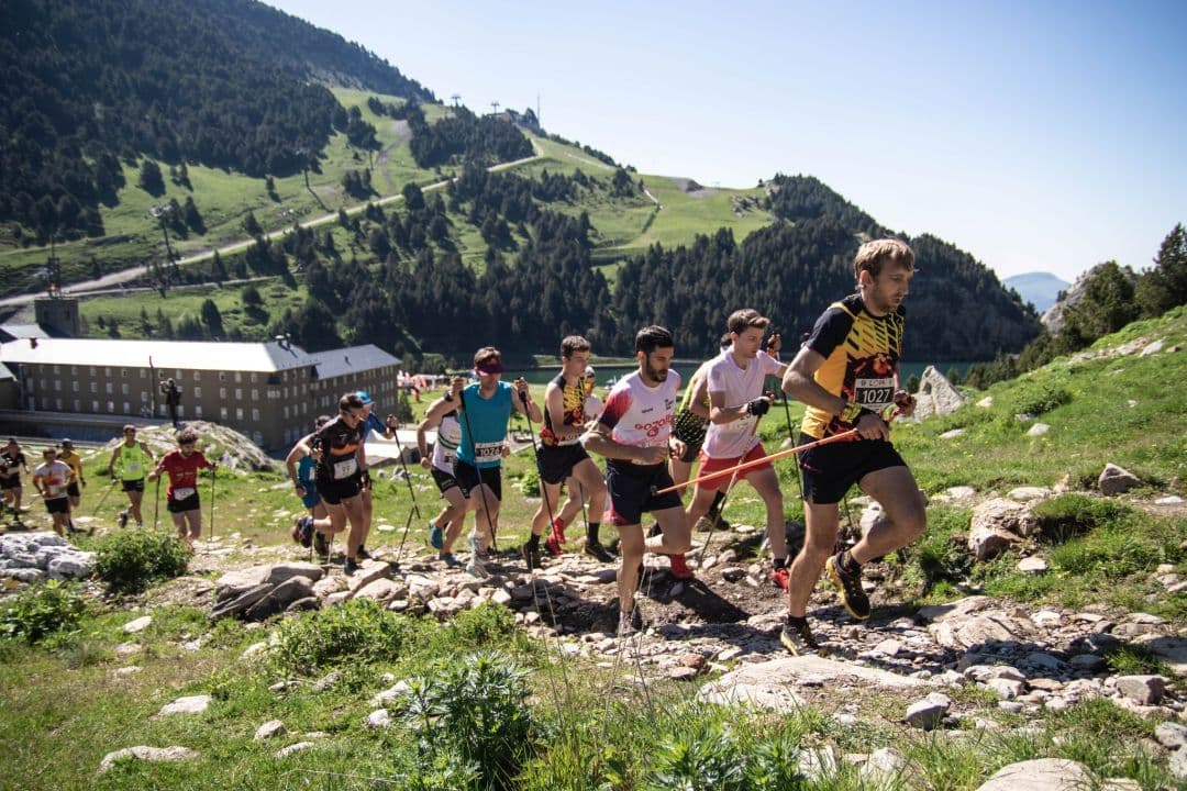 Vista del Valle de Núria y el santuario con el circo montañoso de fondo en la Olla de Núria