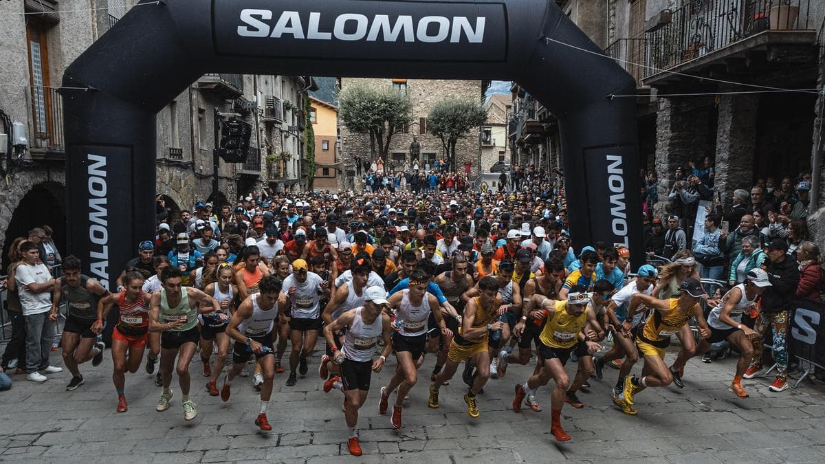 Corredores en los primeros metros de salida de la Salomon Mitja Pirineu